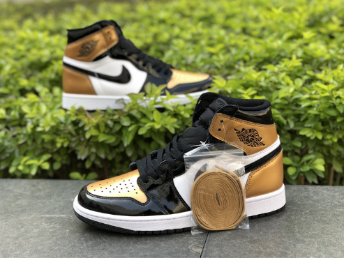 Air Jordan Retro 1 High OG Gold Toe Black Metallic Gold-White